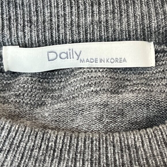 Daily Women's Gray Faux Fur Sleeve Trim Sweater Soft & Cozy Fabric Sz M/L - Picture 4 of 5